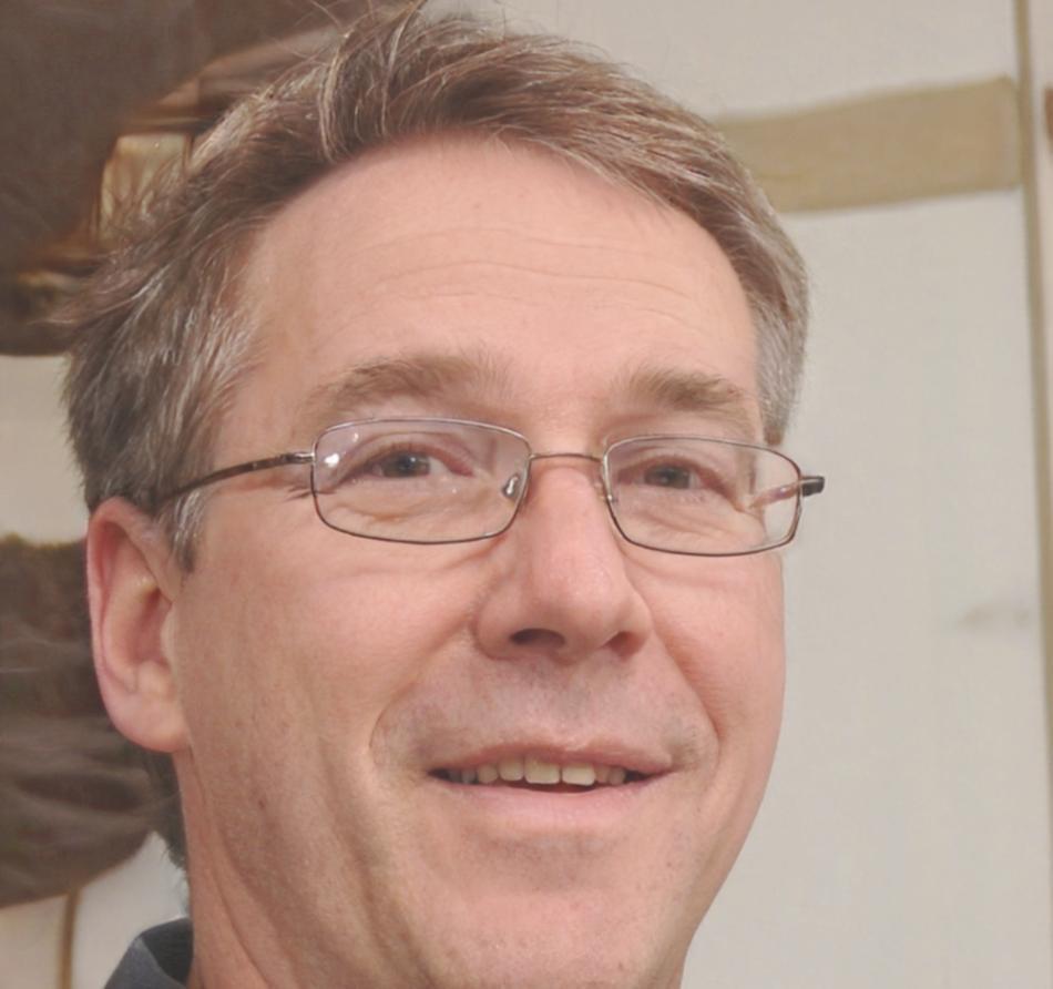 Portrait of Declan Ashworth, Budget Education Specialist at quendariqo